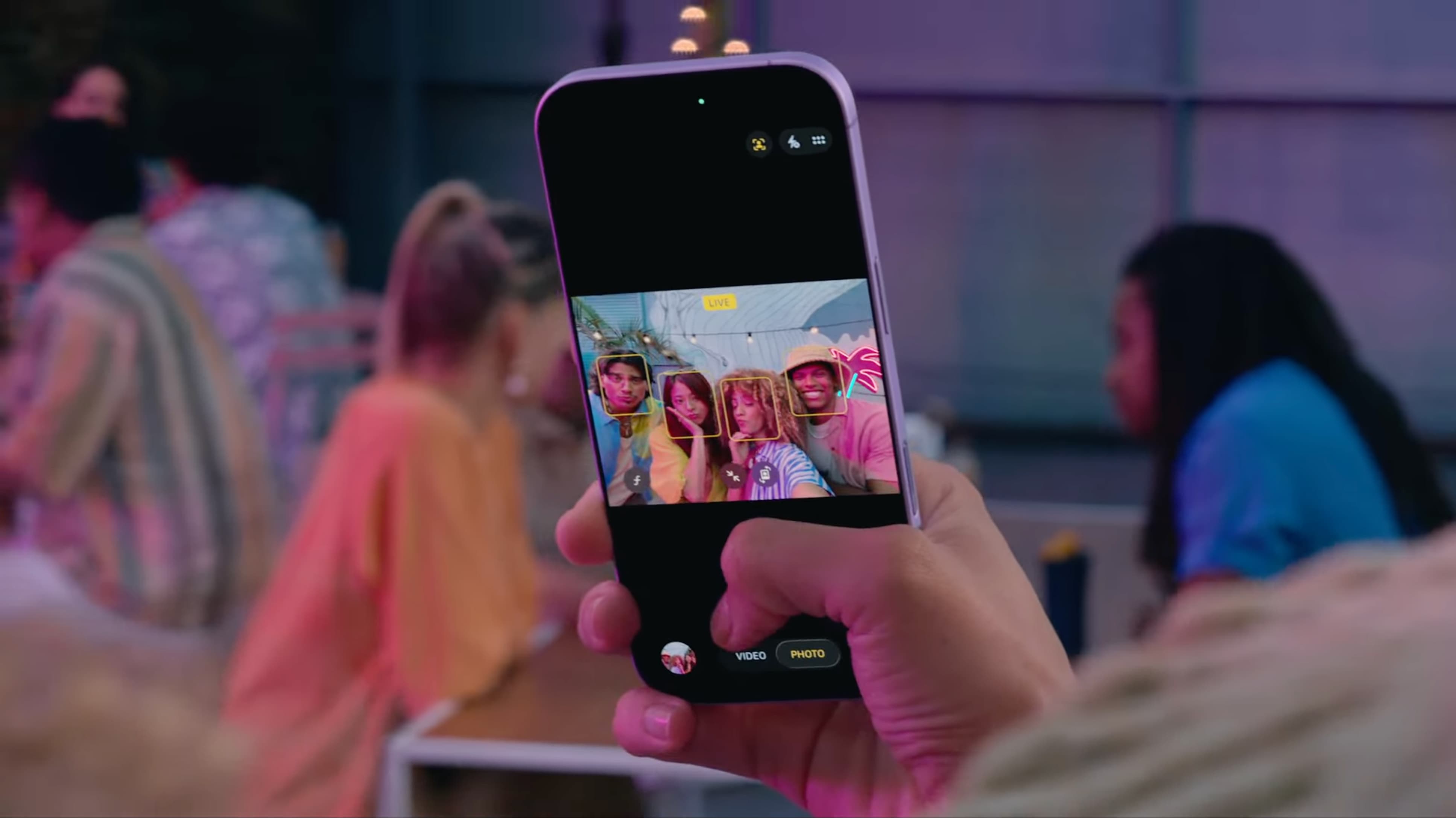 دوربین سلفی آیفون ۱۷ Center Stage